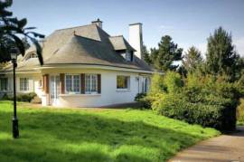 Beautiful Detached House and Garden Beautiful Detached House and Garden