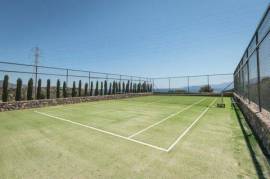 Eco friendly (A+) villa, walking distance to beach and town, with Tennis court.