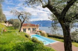 A renovated Villa with a fascinating view of the Lake