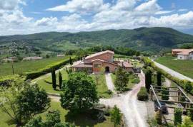 Oratino, large spaces in a villa on the Molise hills