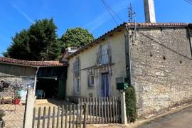 €67500 - Charming 2 Bedroom Cottage In A Peaceful Hamlet Close to Nanteuil-En-Vallee