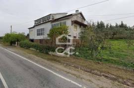 Detached house to remodel, with 1770 m2 of land, in Penacova.