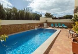 Olhão, modern well-presented 3 or 4-bedroom villa with pool.
