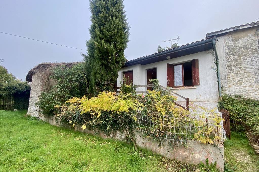 €55000 - Bungalow to Renovate in Aunac Village Near Ruffec