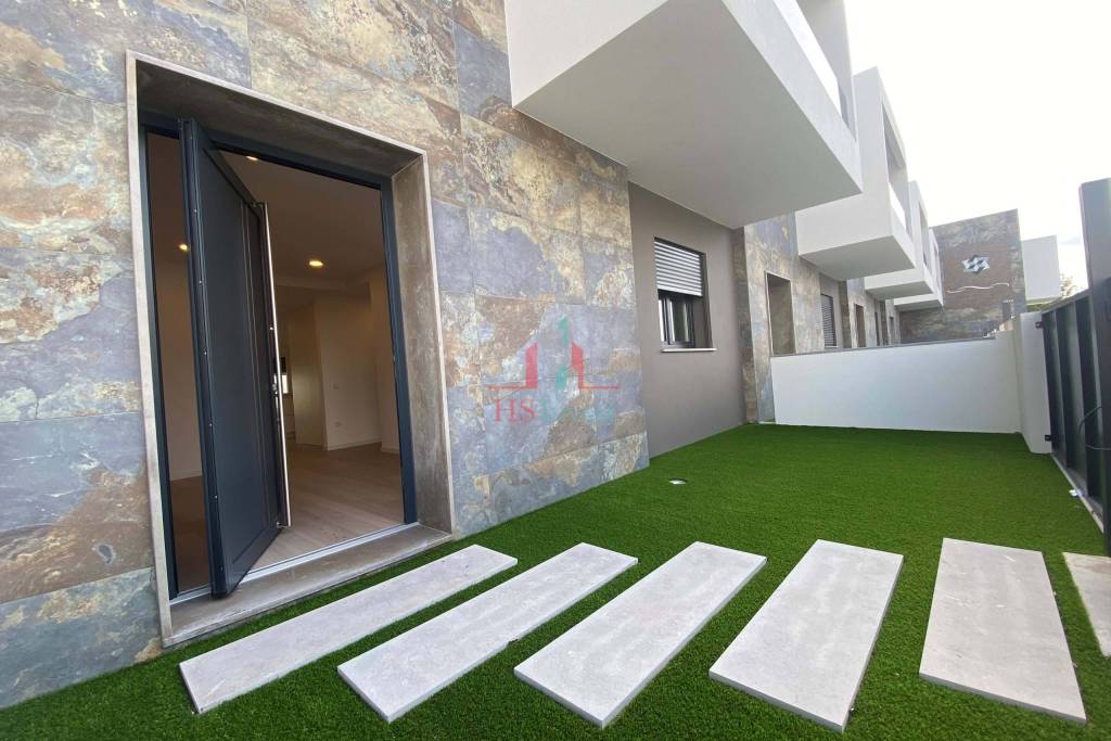 House 4 Bedrooms Entroncamento (Gated Community)