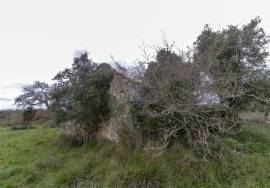 Land of 63,900 m2 with 2 ruins, well and stream