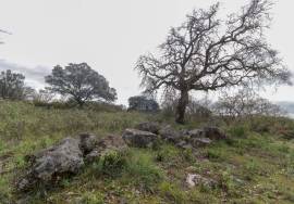 Land of 63,900 m2 with 2 ruins, well and stream