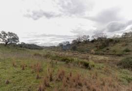 Land of 63,900 m2 with 2 ruins, well and stream