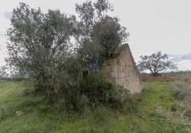 Land of 63,900 m2 with 2 ruins, well and stream