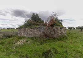 Land of 63,900 m2 with 2 ruins, well and stream