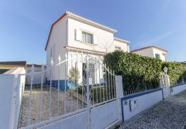5 bedroom villa with garage, backyard and countryside views.