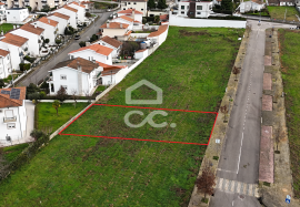 Plot of land for the construction of a villa, situated in a privileged location on the outskirts of the city, offering stunning views of it