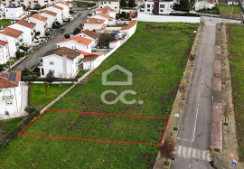 Plot of land for the construction of a villa, situated in a privileged location on the outskirts of the city, offering stunning views of it