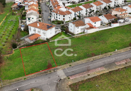 Plot of land for the construction of a villa, situated in a privileged location on the outskirts of the city, offering stunning views of it