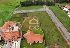 Plot of land for the construction of a villa, situated in a privileged location on the outskirts of the city, offering stunning views of it