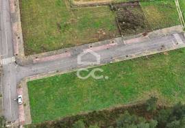 Plot of land for the construction of a villa, situated in a privileged location on the outskirts of the city, offering stunning views of it