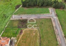 Plot of land for the construction of a villa, situated in a privileged location on the outskirts of the city, offering stunning views of it