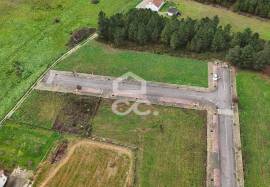 Plot of land for the construction of a villa, situated in a privileged location on the outskirts of the city, offering stunning views of it