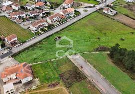 Plot of land for the construction of a villa, situated in a privileged location on the outskirts of the city, offering stunning views of it