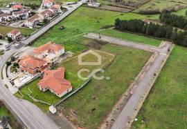Plot of land for the construction of a villa, situated in a privileged location on the outskirts of the city, offering stunning views of it
