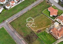 Plot of land for the construction of a villa, situated in a privileged location on the outskirts of the city, offering stunning views of it
