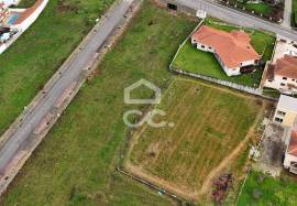 Plot of land for the construction of a villa, situated in a privileged location on the outskirts of the city, offering stunning views of it