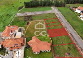 Plot of land for the construction of a villa, situated in a privileged location on the outskirts of the city, offering stunning views of it