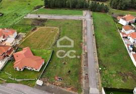 Plot of land for the construction of a villa, situated in a privileged location on the outskirts of the city, offering stunning views of it