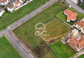 Plot of land for the construction of a villa, situated in a privileged location on the outskirts of the city, offering stunning views of it