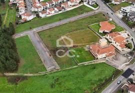 Plot of land for the construction of a villa, situated in a privileged location on the outskirts of the city, offering stunning views of it