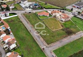 Plot of land for the construction of a villa, situated in a privileged location on the outskirts of the city, offering stunning views of it