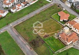 Plot of land for the construction of a villa, situated in a privileged location on the outskirts of the city, offering stunning views of it