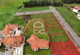 Plot of land for the construction of a villa, situated in a privileged location on the outskirts of the city, offering stunning views of it