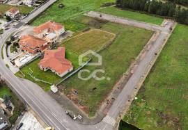 Plot of land for the construction of a villa, situated in a privileged location on the outskirts of the city, offering stunning views of it