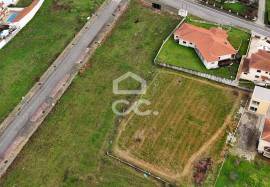 Plot of land for the construction of a villa, situated in a privileged location on the outskirts of the city, offering stunning views of it