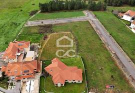 Plot of land for the construction of a villa, situated in a privileged location on the outskirts of the city, offering stunning views of it
