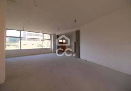 Downtown store with private garage, with excellent potential to grow your business