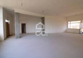 Downtown store with private garage, with excellent potential to grow your business