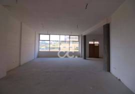 Downtown store with private garage, with excellent potential to grow your business