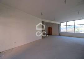 Downtown store with private garage, with excellent potential to grow your business