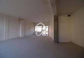Downtown store with private garage, with excellent potential to grow your business