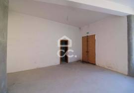 Downtown store with private garage, with excellent potential to grow your business