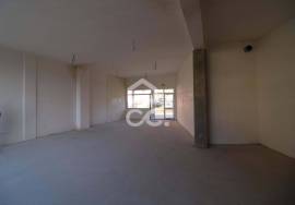 Downtown store with private garage, with excellent potential to grow your business