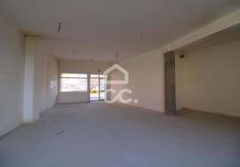Downtown store with private garage, with excellent potential to grow your business
