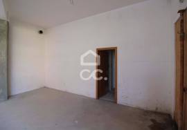 Downtown store with private garage, with excellent potential to grow your business
