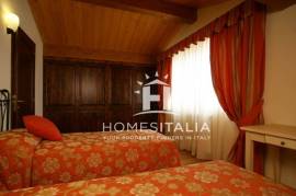 Beautifully renovated complex with pool