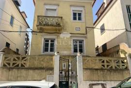 Detached house consisting of 2 dwellings