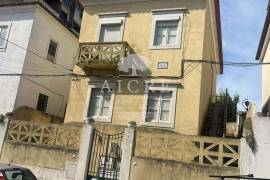 Detached house consisting of 2 dwellings