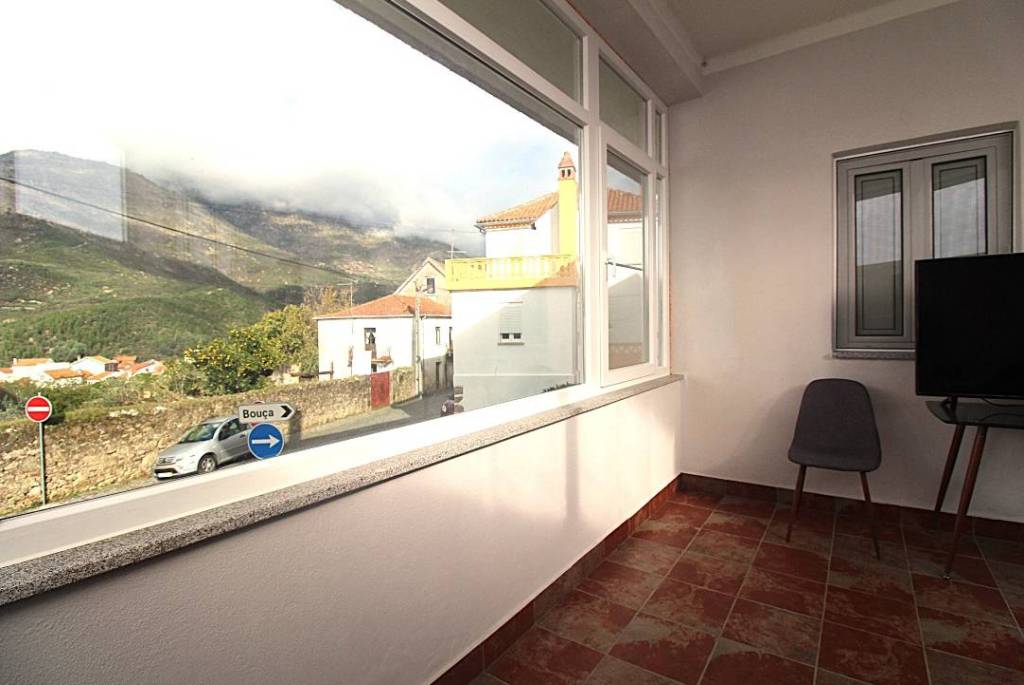Excellent 2 Bed Apartment For Sale In Cortes do Meio
