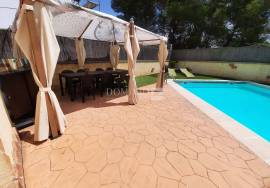 Detached house with pool and chill out